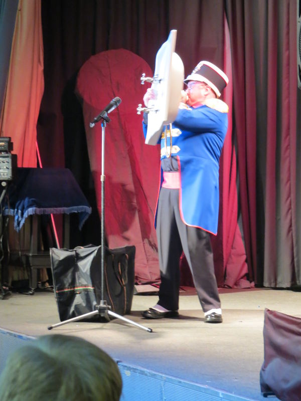 Billy Bedlam playing the sink